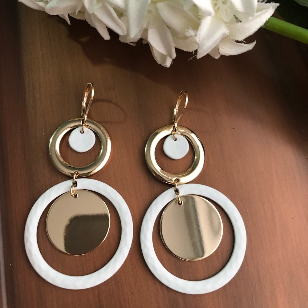Gold tone and white elegant earrings